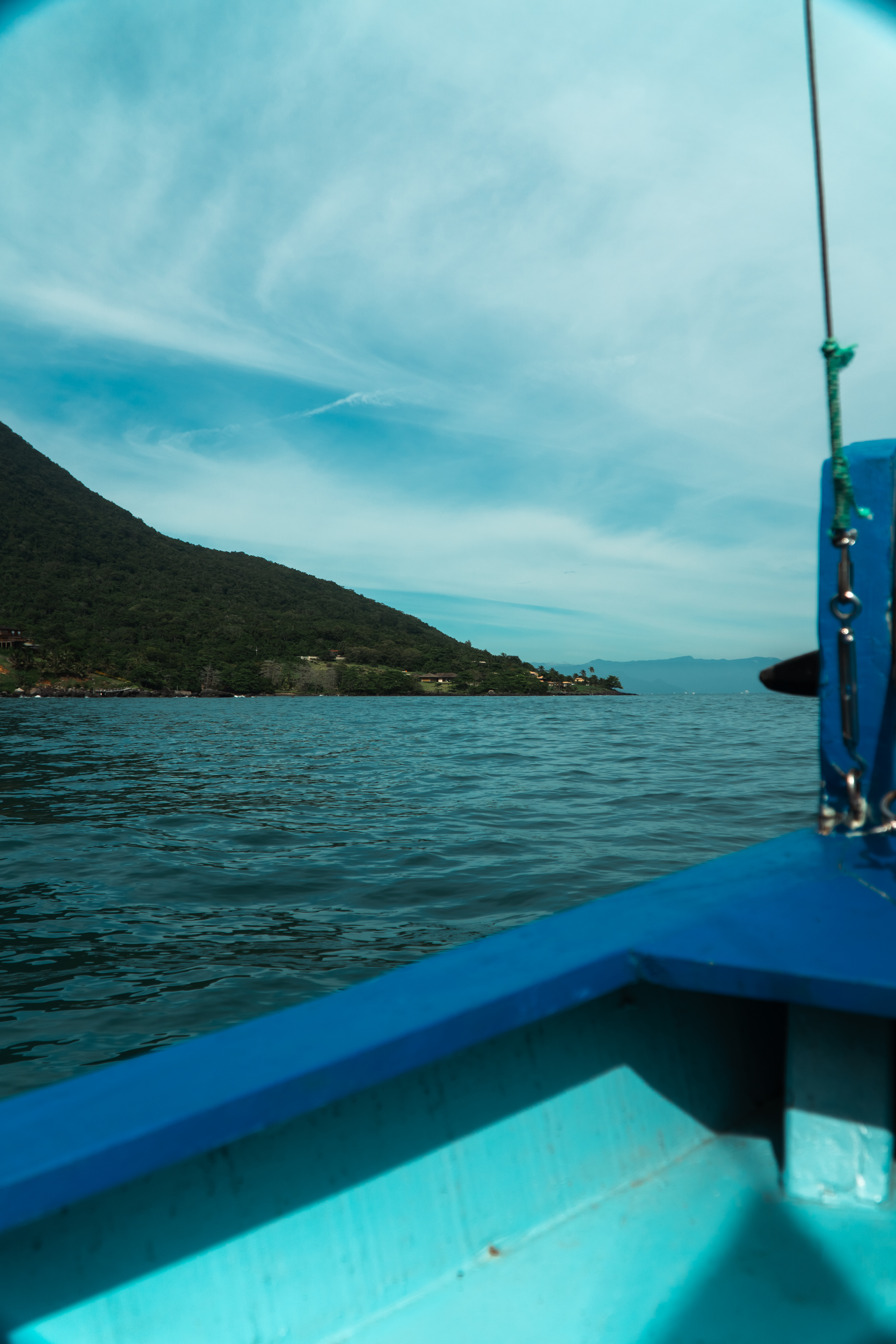 Pessoa contemplando a linha do horizonte no amanhecer